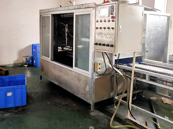 产品种类比较多，形状还不规则，往复喷涂机能喷吗？会不会有的地方喷不到，有的地方积漆？